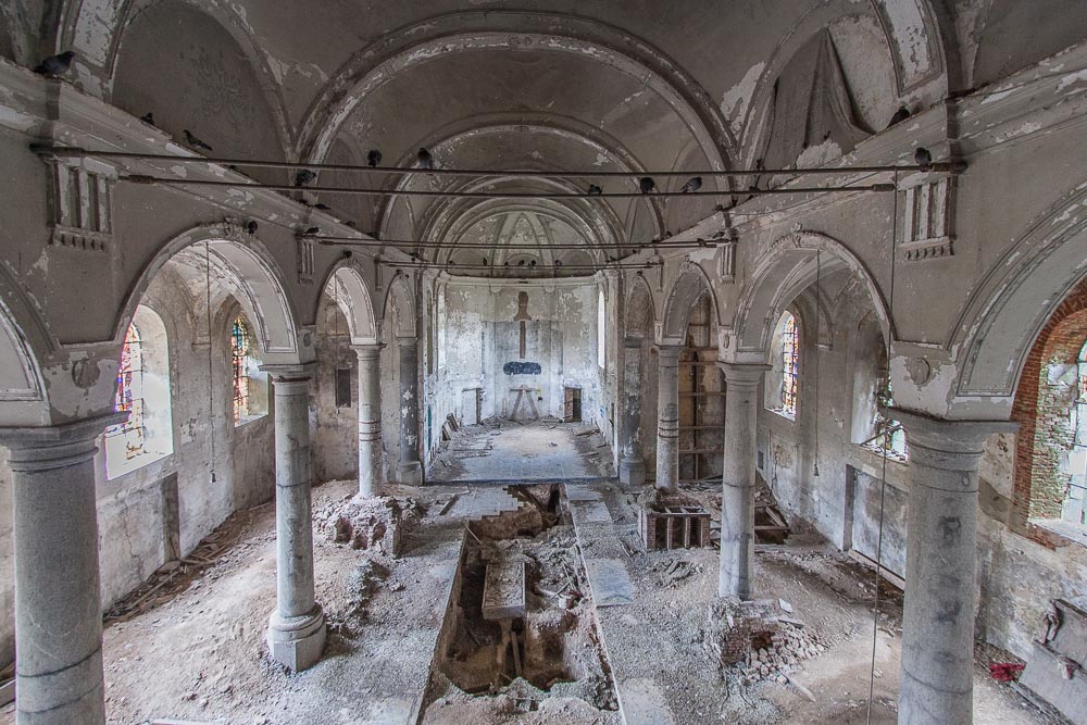 zicht op de opengebroken vloer in église SV, een leegstaande
            verlaten kerk en bekende urbex locatie